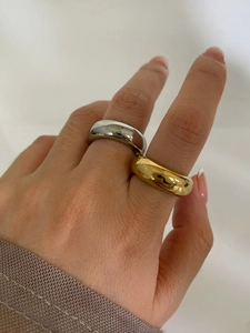 Nahaufnahme von polierten Gold- und Silber-Dome-Ringen mit dicker Metallstruktur