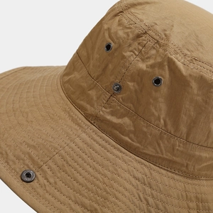 Dettaglio cappello kaki con cuciture della tesa rinforzate e occhielli di ventilazione