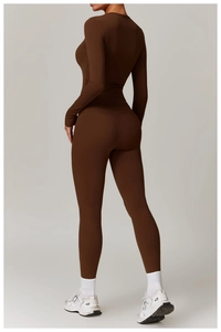 Détail de l'ensemble de yoga marron foncé avec legging taille haute et haut à manches longues