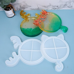 Detalle macro de moldes de silicona para gatos y renos con bandejas de resina