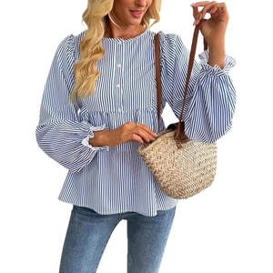Detail der blau-weiß gestreiften Damenbluse mit Puffärmeln und eleganter Knopfleiste