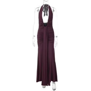 Détail d'une robe dos nu violet foncé avec col en V profond et texture de tissu plissé