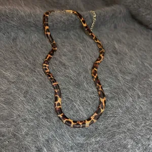 Maillard-Halskette mit Leopardenmuster, flache Schlangenkette mit Goldverschluss auf Plüsch