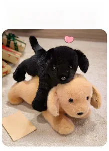 Gros plan de chiots en peluche dorés et noirs avec une fourrure douce et des détails réalistes