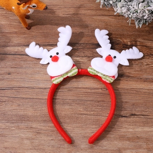 Détail de serre-têtes de Noël renne en peluche sur un fond de table en bois rustique
