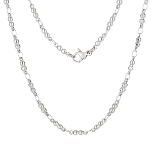 Collier minimaliste en acier inoxydable argenté avec fermoir mousqueton sur fond blanc