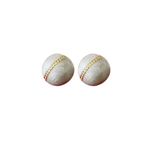 Retro semicircular geometric stud earrings with gold plating and pearl white enamel