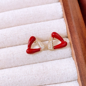Gros plan détaillé des boucles d'oreilles triangles rouges plaquées or 18 carats