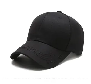 Dettaglio del cappello da baseball nero classico con ricamo SPORT e visiera curva rinforzata