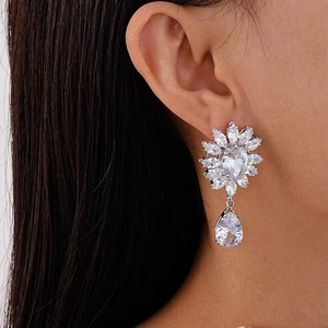 Gros plan de boucles d'oreilles élégantes en zircon avec pendentif en goutte