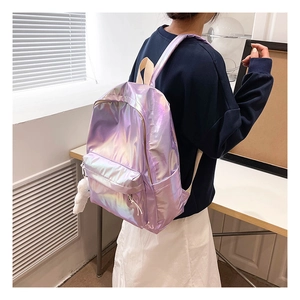 Detailansicht eines lila Laser-Rucksacks mit schillerndem Glanz am Modell im Innenraum