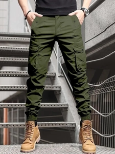 Herren Cargo-Hose in Olivgrün mit mehreren Taschen und Kordelzug am Beinabschluss