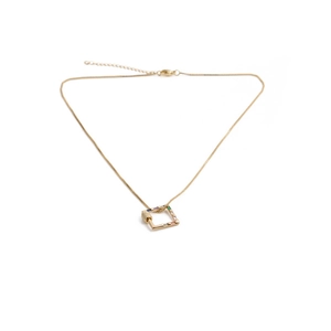 Détail d'un collier doré avec pendentif rectangulaire et petites pierres colorées