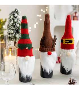 Details von gestrickten Weihnachts-Wichtel-Weinflaschenhüllen mit weichem Kunstfellbart