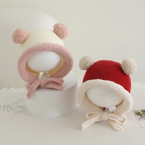 Winter-Strickmütze für Babys mit zwei Bommeln und Bindeband für warme Ohren