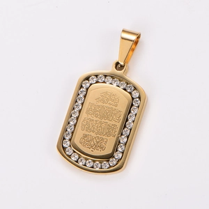 Détail du pendentif rectangulaire plaqué or 18k avec calligraphie arabe et bordure cristal