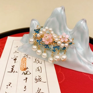 Eleganter chinesischer Emaille-Blumenhaarclip mit Perlenquasten und Goldfinish