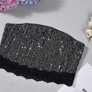 Détail du haut bandeau noir avec paillettes argentées et bordure en dentelle chic