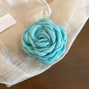 Nahaufnahme der eleganten Tiffany-blauen Organza-Rosen-Haarklammer mit Seidenblüten