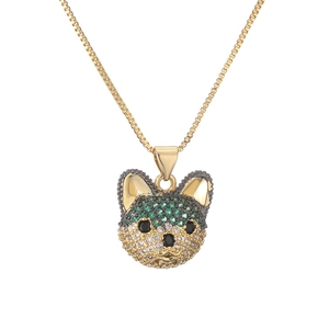 Vue détaillée du collier chien avec cristaux micro-pave sur une chaîne dorée polie