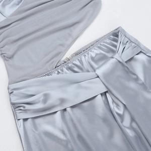 Détails du tissu en satin froncé et de la taille nouée sur une robe longue bleu clair