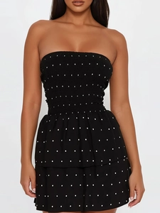 Enges rückenfreies Polka-Dot-Trägerkleid mit Rüschenrock und gesmoktem Oberteil