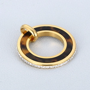 Pendentif rond en acier doré avec incrustation d'écaille de tortue et cristaux brillants