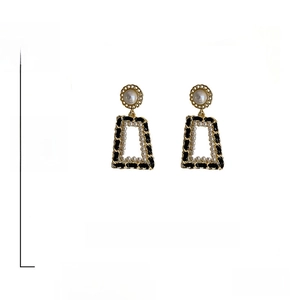 Detail view of 9.2g earrings showing dimensions and 925 silver needle on white background