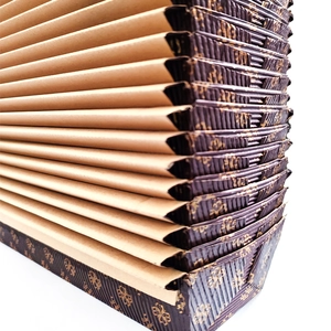 Stampo rettangolare in carta ondulata per pane con motivo floreale dorato e pieghe