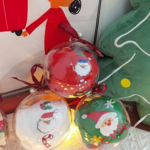Set regalo di calze natalizie in cotone in palline trasparenti con motivi festivi