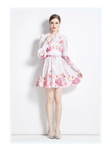 Détail de la robe courte fleurie avec ceinture assortie et manches longues élégantes