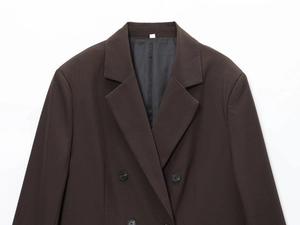 Détail d'un blazer croisé marron foncé avec texture fine et design à quatre boutons