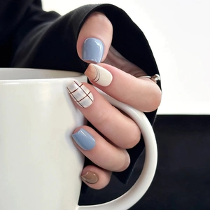 Faux Ongles Courts Carrés Ronds Bleu Brun Plaid Graffiti Swirl Design Couverture Complète Ongles Brillants Pour Femmes