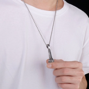 Gros plan d'un modèle portant un pendentif microphone 3D sur une chaîne torsadée
