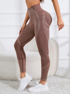 Dettaglio dei leggings yoga senza cuciture a vita alta marrone melange con effetto push-up
