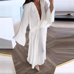 Robe longue blanche de style français avec détails volantés et manches évasées