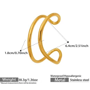 Dettaglio macro di un bracciale a fascia aperto irregolare in acciaio inox placcato oro 18k