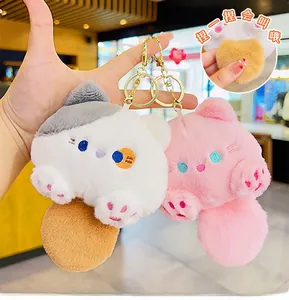 Dettaglio di portachiavi a gatto in peluche con pelliccia morbida e funzione sonora