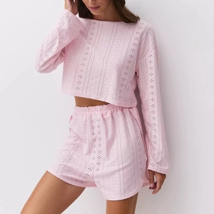 Set pigiama due pezzi rosa con ricamo traforato composto da top a maniche lunghe e pantaloncini