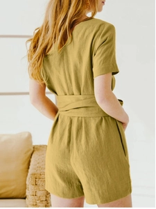 Détail d'un combishort jaune gingembre en coton et lin avec une ceinture assortie à la taille