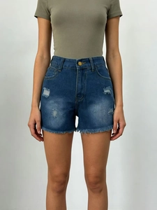 Détail d'un short en jean bleu foncé à taille haute avec des bords effilochés