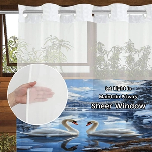 Détail des œillets métalliques argentés et motif cygne sur rideau de douche transparent