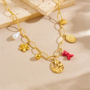 Goldkette mit weißer Perle, roter Koralle und Anhänger mit Tulpenprägung für Damen
