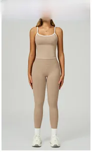 Détail d'un ensemble de yoga sans couture marron clair avec liseré blanc sur le haut