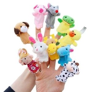 Vue détaillée de 10 marionnettes à doigt en peluche avec animaux et petit personnage