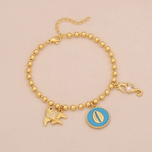 Detail eines 18K vergoldeten Armbands mit Meeresanhängern, Emaille und Perlen