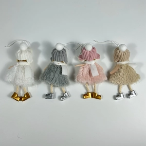 Vue arrière de quatre poupées anges en peluche avec bonnets en tricot et jupes en fausse fourrure