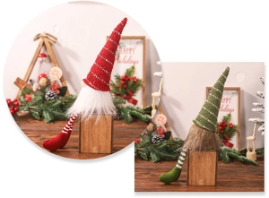 Dettaglio di gnomi natalizi in maglia con gambe lunghe a righe e sfondo festivo in legno