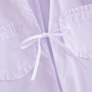 Chemisier lilas avec fermeture à nouer et poches décoratives à volants en tissu doux