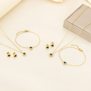 Détail de la parure en acier doré 18 carats avec pierres de verre en forme de cœur
